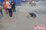 老人倒地扶不扶 鄭州街頭老人倒地路人拍照后扶起