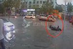 騎車(chē)跌倒無(wú)人扶 8月30日河南開(kāi)封一位老人騎車(chē)跌倒無(wú)