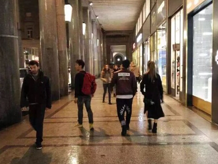周杰倫昆凌意大利逛街秀恩愛(ài)