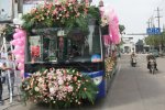 新郎租公交車做婚車 稱親戚都在車上熱鬧