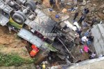 六安大巴墜橋 10月6日六安霍山一輛大巴發生墜橋事故