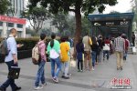 排隊(duì)百米乘地鐵 國(guó)慶上班第一天上千人排隊(duì)乘地鐵
