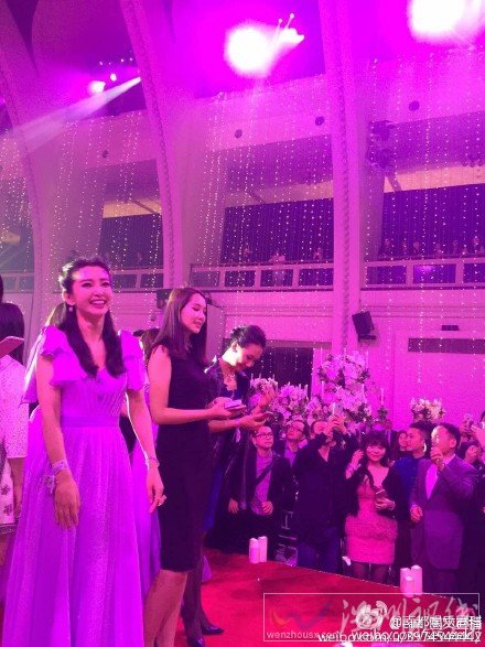單身明星紛紛上前想搶捧花