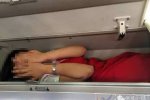 空姐被塞進(jìn)行李架 把空姐塞進(jìn)行李架是開玩笑