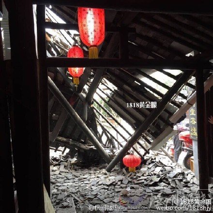 長(zhǎng)廊上磚瓦掉落一地