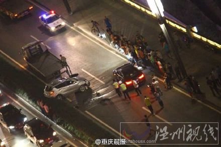 越野車失控側翻