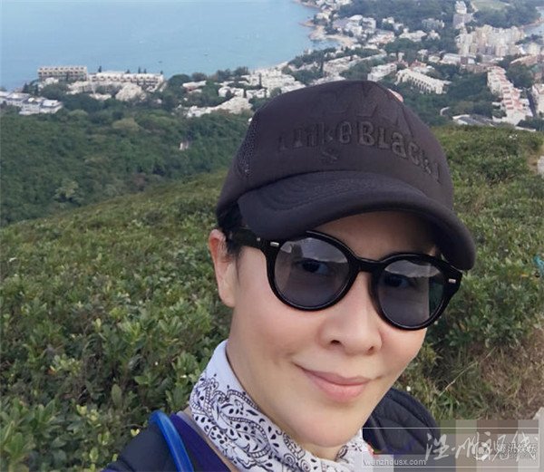 劉嘉玲公交上玩自拍