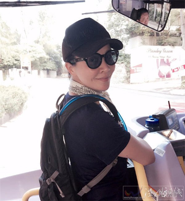 劉嘉玲素顏出行