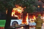 咸寧公交車自燃 致潛山商業街大面積停電