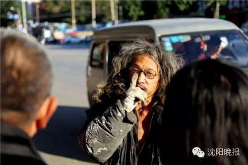 沈陽拾荒老人義務搞衛生：每天堅持擦垃圾桶