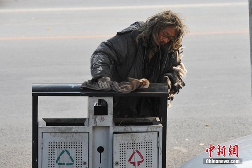 沈陽拾荒老人義務搞衛生：每天堅持擦垃圾桶