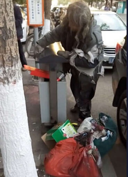 沈陽拾荒老人義務搞衛生：每天堅持擦垃圾桶