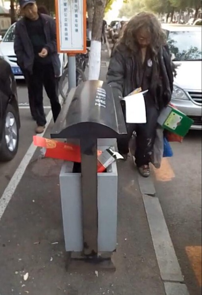 沈陽拾荒老人義務搞衛生：每天堅持擦垃圾桶