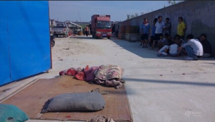 民工睡覺遭車碾壓