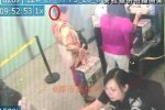 插刀過安檢被查到 女子為了吃水果竟把水果刀插頭發