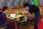 母女吃飯與狗同桌 模糊了人和狗的界限