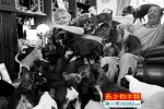 英國夫婦養(yǎng)41條狗 愛狗癡迷