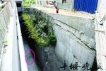 女孩走路玩手機摔死 這算玩手機的危害嗎