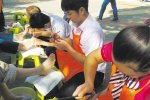 寧波丫丫服務(wù)義工大隊(duì)專門為老人修剪腳趾甲