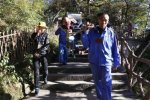 黃山風景區眾人抬轎護送游客