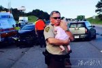 美國警察車禍現場安撫受驚嚇嬰兒