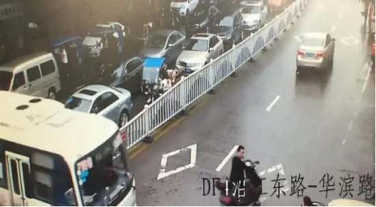 瑞安女司機撞協(xié)警