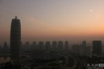 鄭州上空現黑色污染帶 10月13日鄭州妖霧襲城