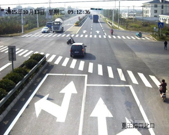 女子闖紅燈被撞飛