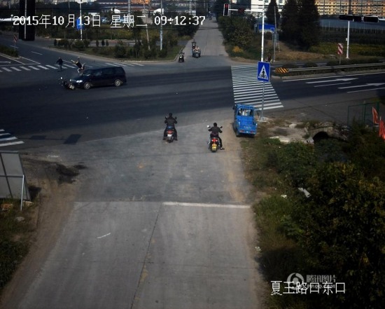 女子闖紅燈被撞飛