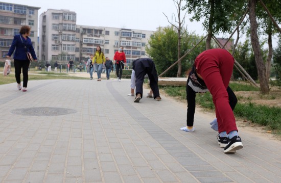 鄭州公園爬行晨練