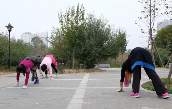 鄭州公園爬行晨練