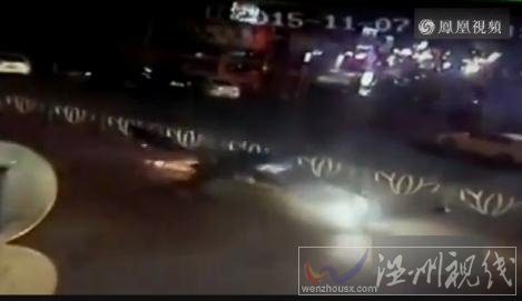 男子騎黑馬被撞飛