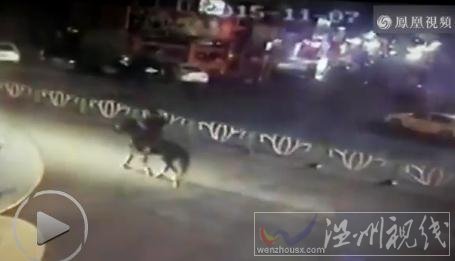 男子騎馬顯擺被車撞飛