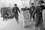 睡覺被錢砸醒 押運鈔票戰(zhàn)士的一天