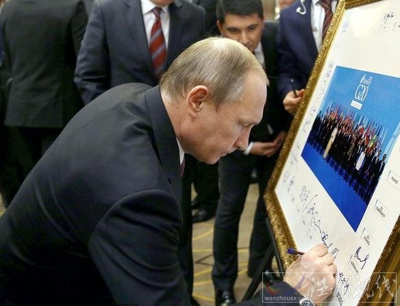 普京在全家福上簽名