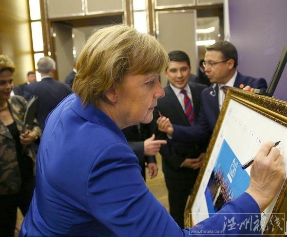 德國總統(tǒng)在合影上簽字