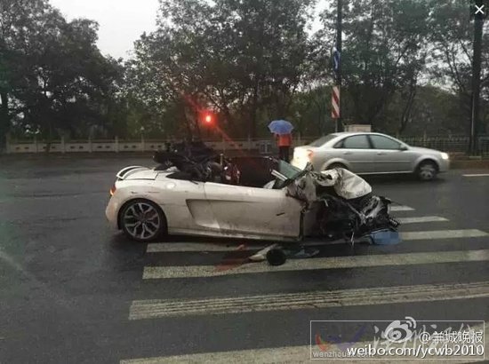 美女坐跑車副駕駛 發(fā)生車禍遭毀容