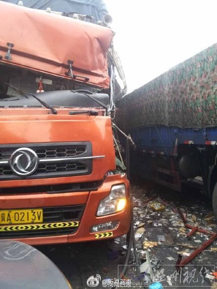 至少7輛大貨車發(fā)生追尾