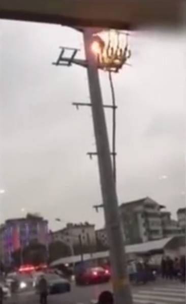 女友吵架男子爬上高壓電線(xiàn)桿觸電