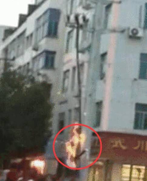女友吵架男子爬上高壓電線(xiàn)桿觸電