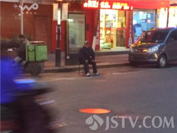 寒風(fēng)中為孩占車位