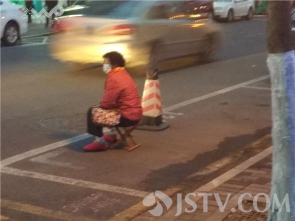 寒風(fēng)中為孩占車位