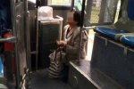 老人上車遭拒下跪因帶活雞