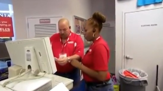 老板偽裝新人視察