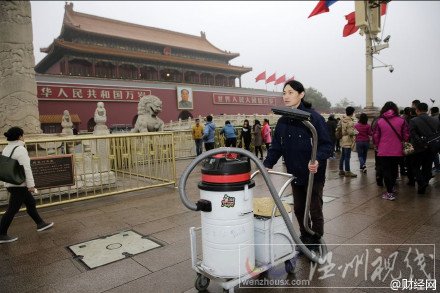 小伙推著工業(yè)吸塵器到處吸霧霾