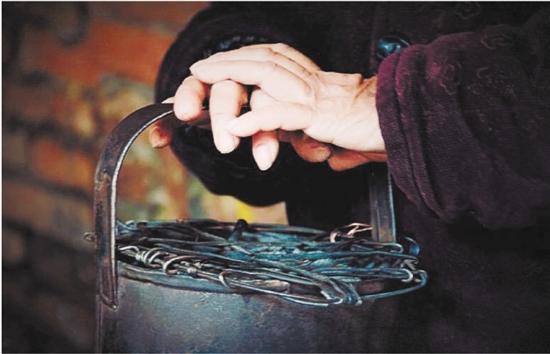 老太點火囪取暖引發大火