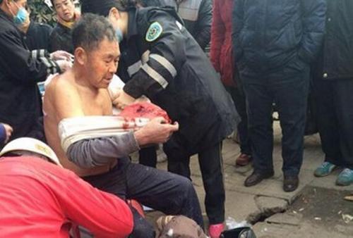 老人擺攤少交2元被捅