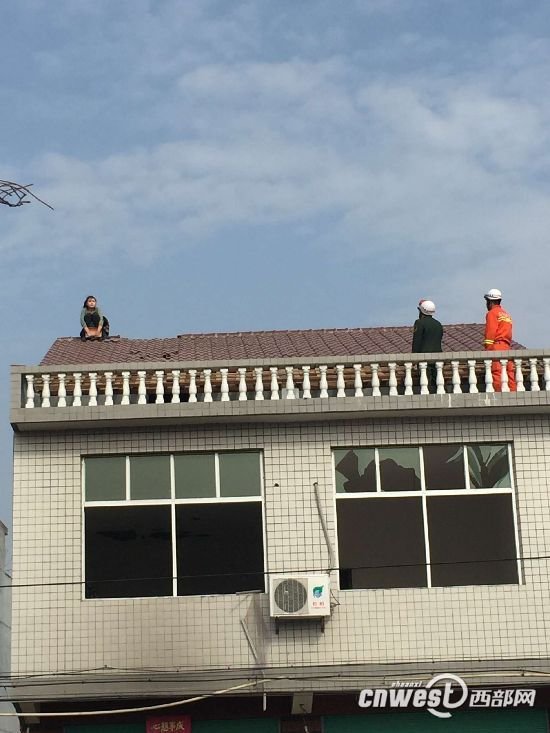 離婚大鬧上房揭瓦