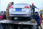 泰州車震 泰州一對(duì)男女車震忘拉手剎動(dòng)作太大轎車沖