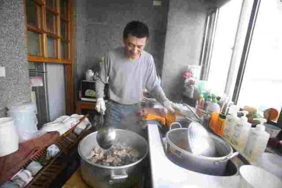 昔日富豪擺攤還債